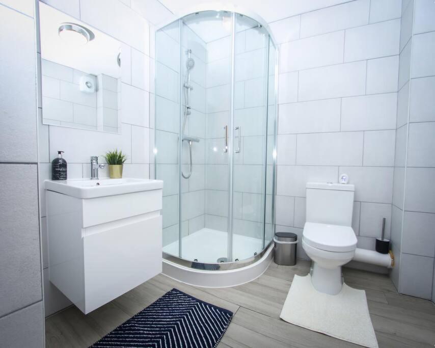 No12-Luxe Living Guest Apartment- 1 Bed-Garden-Private Parking-Wifi-Beach-City Суонзи Екстериор снимка