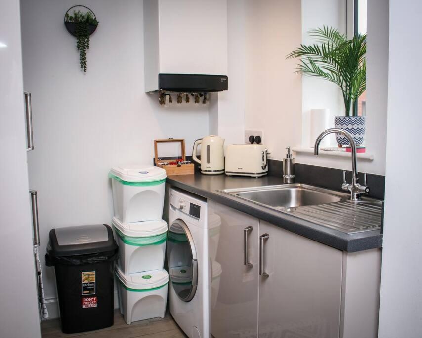 No12-Luxe Living Guest Apartment- 1 Bed-Garden-Private Parking-Wifi-Beach-City Суонзи Екстериор снимка